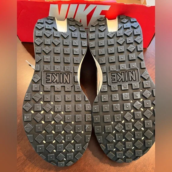 Nike Women's Sneakers in Cream and Black - Picture 7 of 9